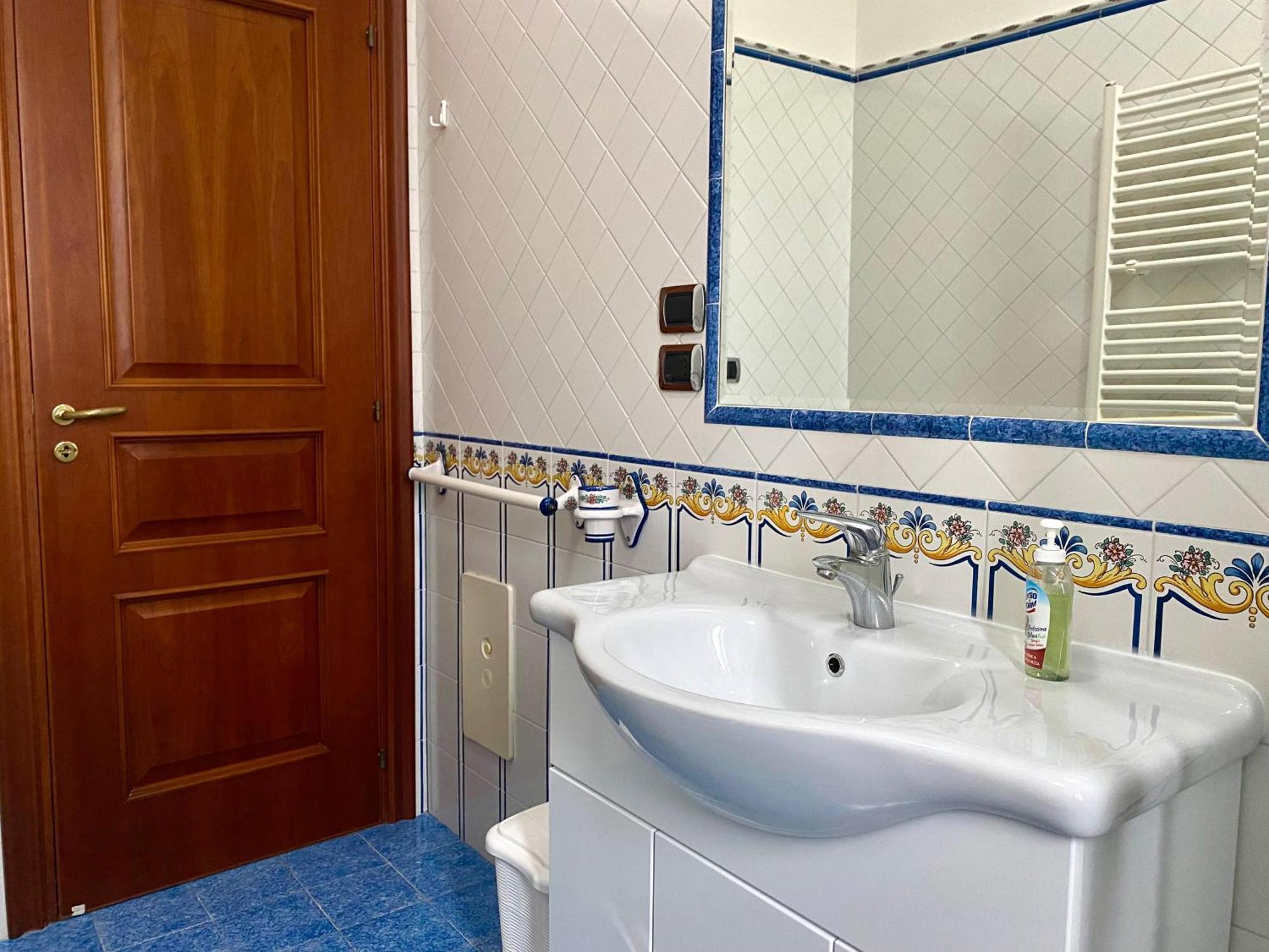A Casa Di Don Peppino Apartment ซาแลร์โน ภายนอก รูปภาพ